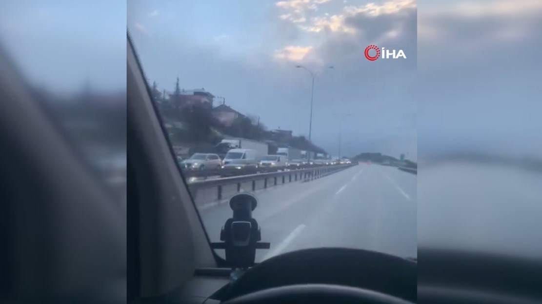 Otoyolun İstanbul yönünde trafik bir süre durdu