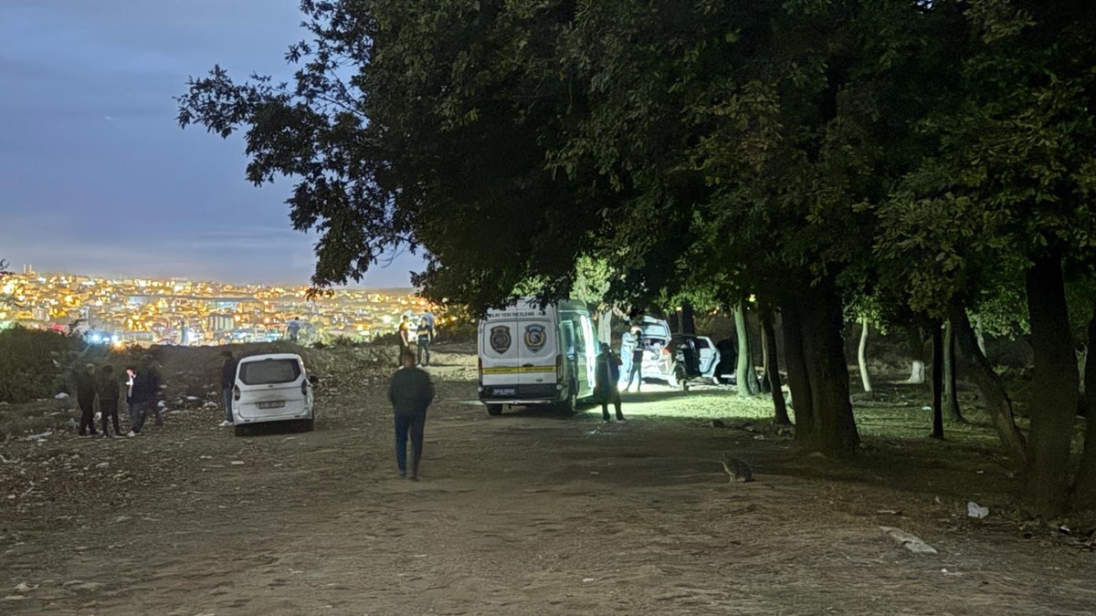 Saldırıda kullanıldığı belirtilen otomobil inceleniyor.