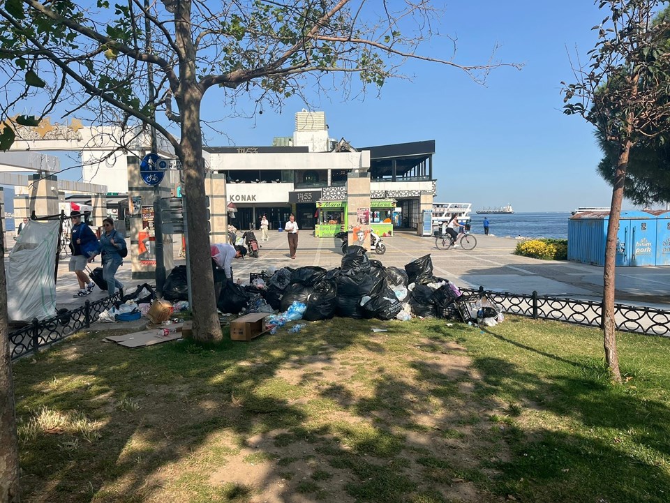 İzmir'de grevin altıncı günü: Sokaklarda çöpler birikti - 1