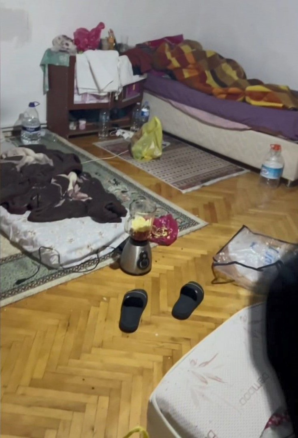 Kiracı
1 odayı 5 kişiye kiraladı: İstanbul'da 50 Euro'ya yer yatağı - 5