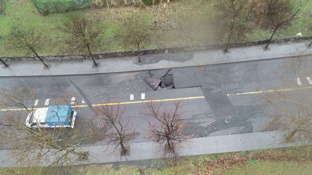 İstanbul'da su borusu patladı, moto kurye açılan çukura düştü - 13