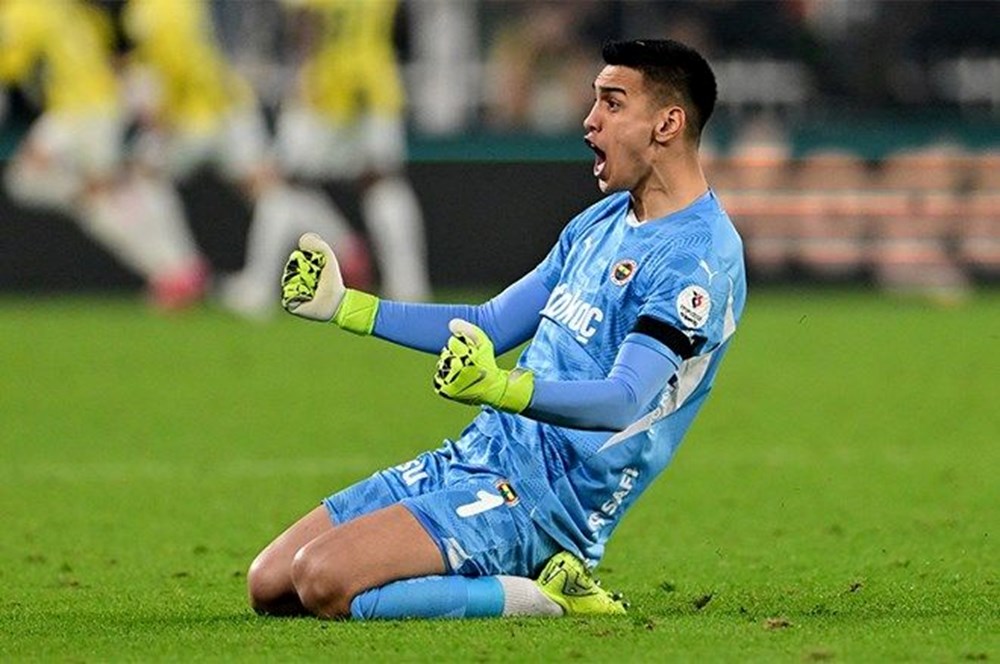 Fenerbahçe'de Kale Devrimi: Beklenmedik Bir İsim Mi Geliyor? 73