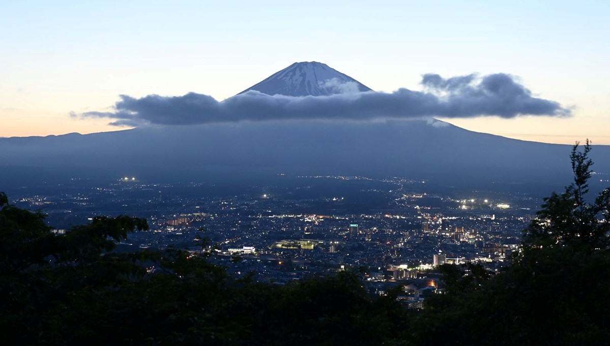 Japonları bıktıran turist akını: Fuji Dağı manzarası branda ile kapatıldı