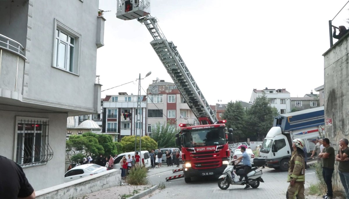 İstanbul - Esenyurt’ta 4 katlı binada yangın: Mahsur kalan 4 kişiyi itfaiye kurtarıldı