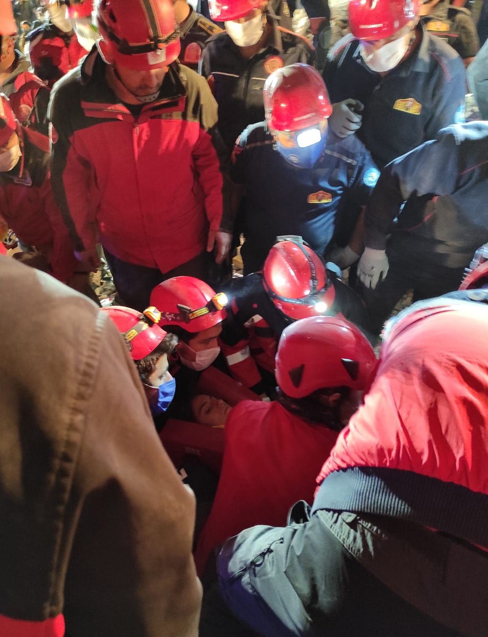 İzmir'de deprem sonrası enkaz altındakiler için zamana karşı yarış (58 saat sonra kurtarıldı) - 5