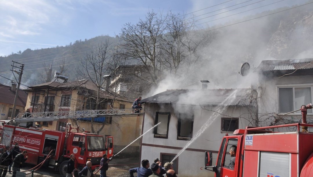 Bolu'da korkutan yangın, alevler yan eve sıçradı