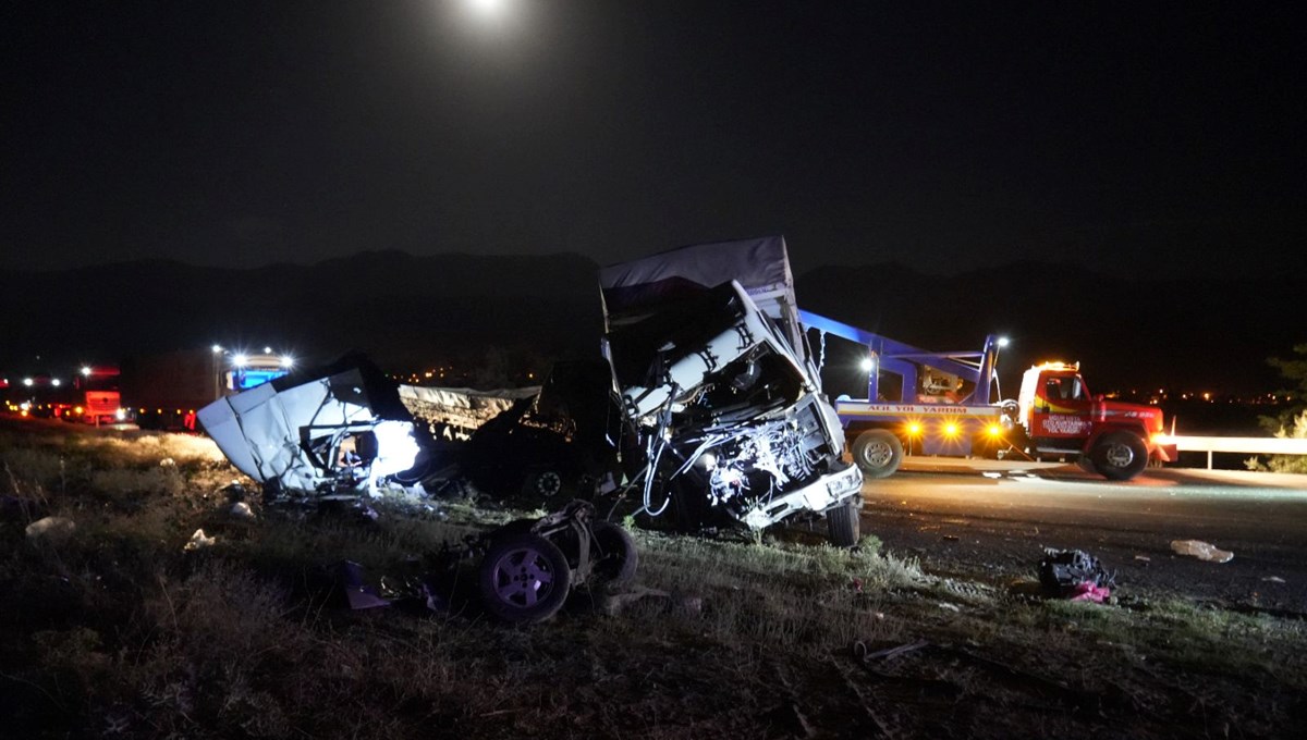 Niğde'de zincirleme trafik kazası: 3 ölü, 4 yaralı