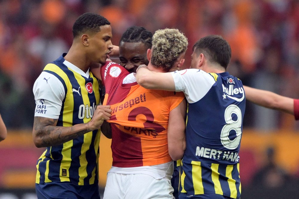 Fenerbahçe, derbide Galatasaray'ı yendi: Süper Lig'de şampiyonluk son haftaya kaldı - 21