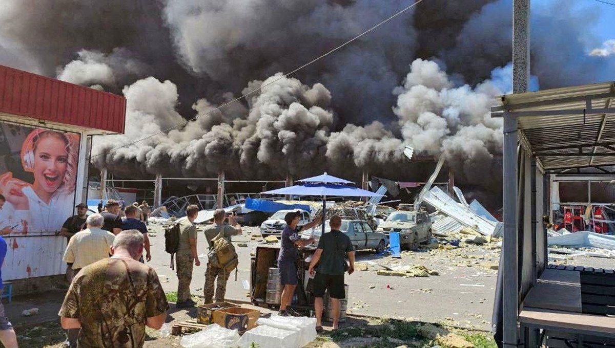 Rusya, Ukrayna'da süpermarkete saldırdı: 11 ölü, 37 yaralı Rusya, Ukrayna'da süpermarkete saldırdı: 11 ölü, 37 yaralı