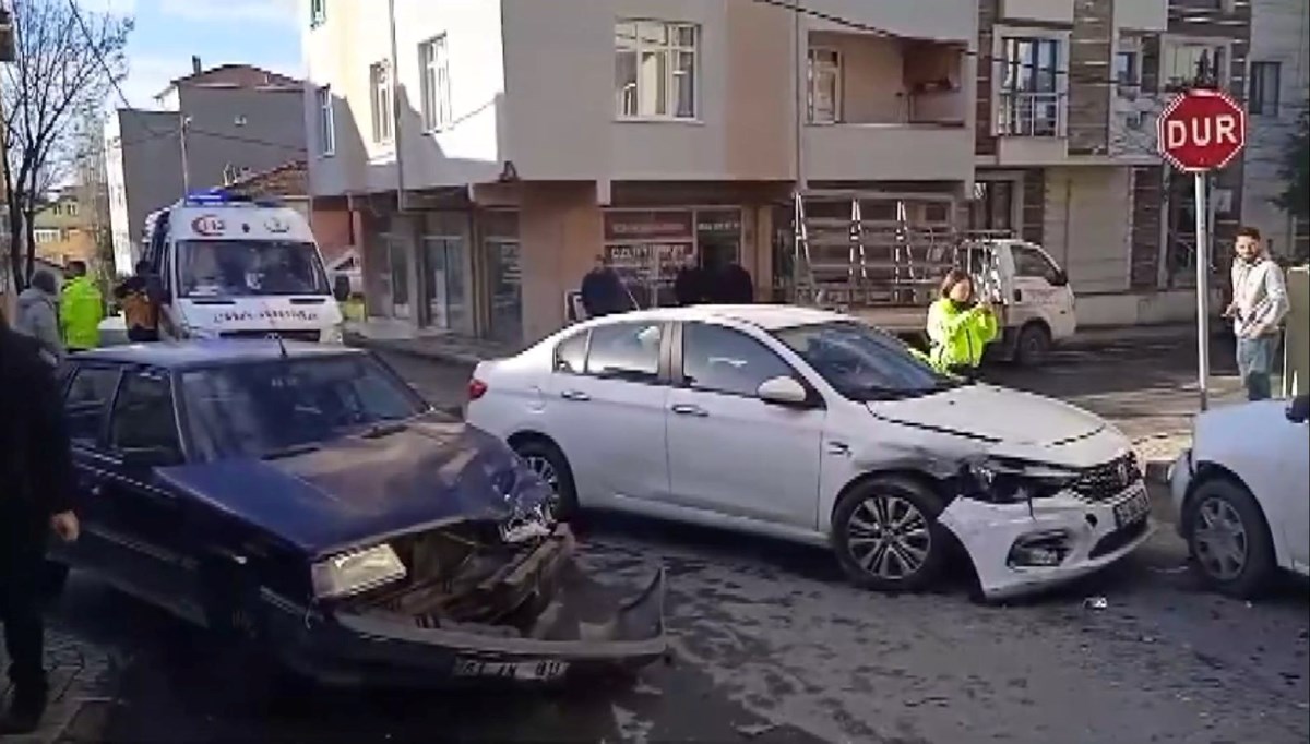 Ümraniye'de iki otomobil çarpıştı Ümraniye'de iki otomobil çarpıştı