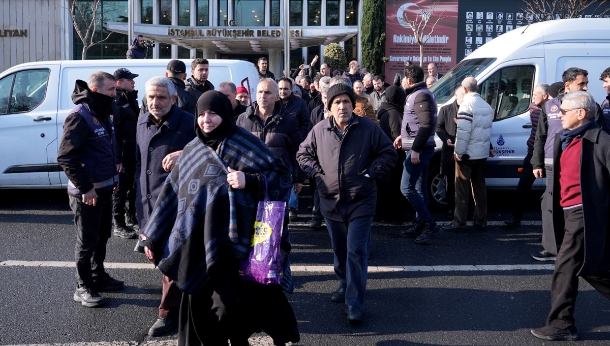 İBB'nin önünde toplanıp eylem yaptılar: Minibüsleri 8+1 taksiye dönüşen esnaf tepkili