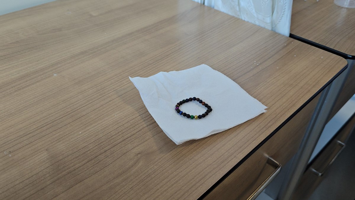 Yapılan endoskopide küçük kızın bağırsaklarında ve midesinde bileklik şeklinde yabancı cisimlerin olduğu belirlendi. Yapılan endoskopide küçük kızın bağırsaklarında ve midesinde bileklik şeklinde yabancı cisimlerin olduğu belirlendi.