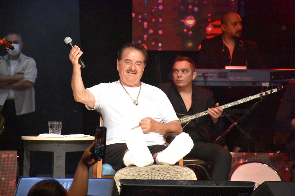 İbrahim Tatlıses ayağındaki kırık ile Çeşme'de sahne aldı - 8