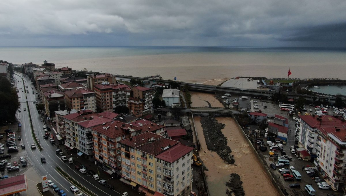 Rize'de denizin rengi değişti