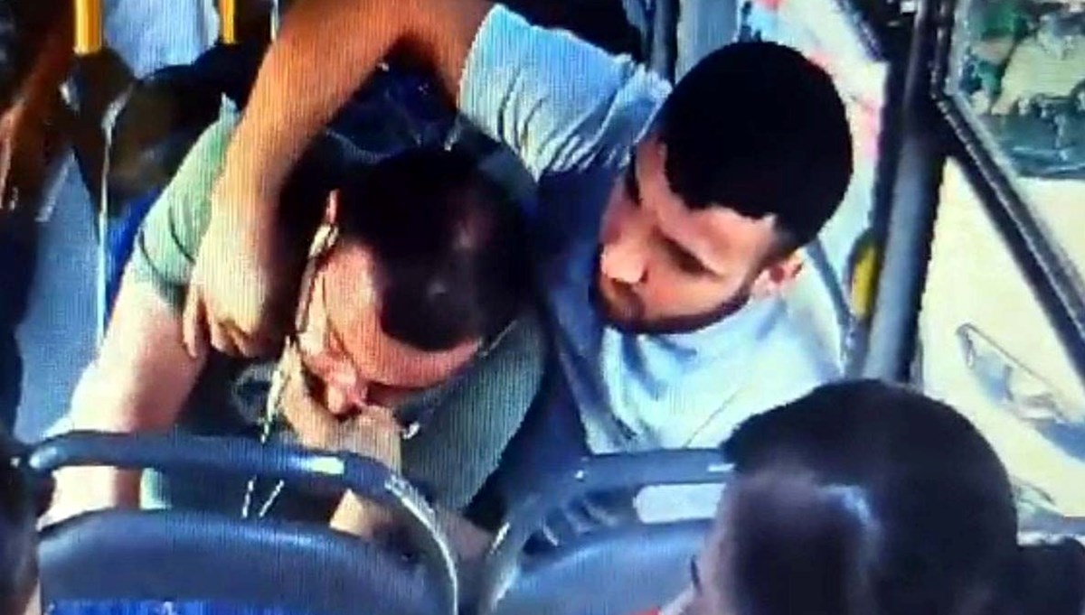 Otobüs şoförü, kalp krizi geçiren yolcuyu hastaneye yetiştirdi Otobüs şoförü, kalp krizi geçiren yolcuyu hastaneye yetiştirdi