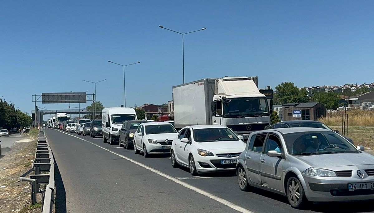 Tatilciler dönmeye başladı! Tekirdağ'dan İstanbul yönüne araç yoğunluğu