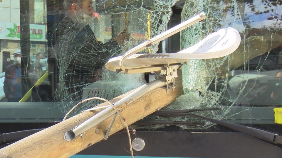 Otobüsün camından direk girdi, şoförü ölümden kıl payı kurtuldu - 1