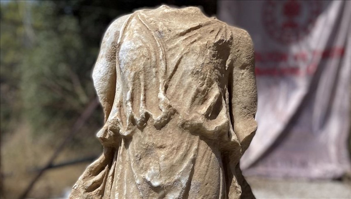 Syedra Antik Kenti'nde 1800 yıllık ikinci zafer tanrıçası heykeli bulundu Syedra Antik Kenti'nde 1800 yıllık ikinci zafer tanrıçası heykeli bulundu
