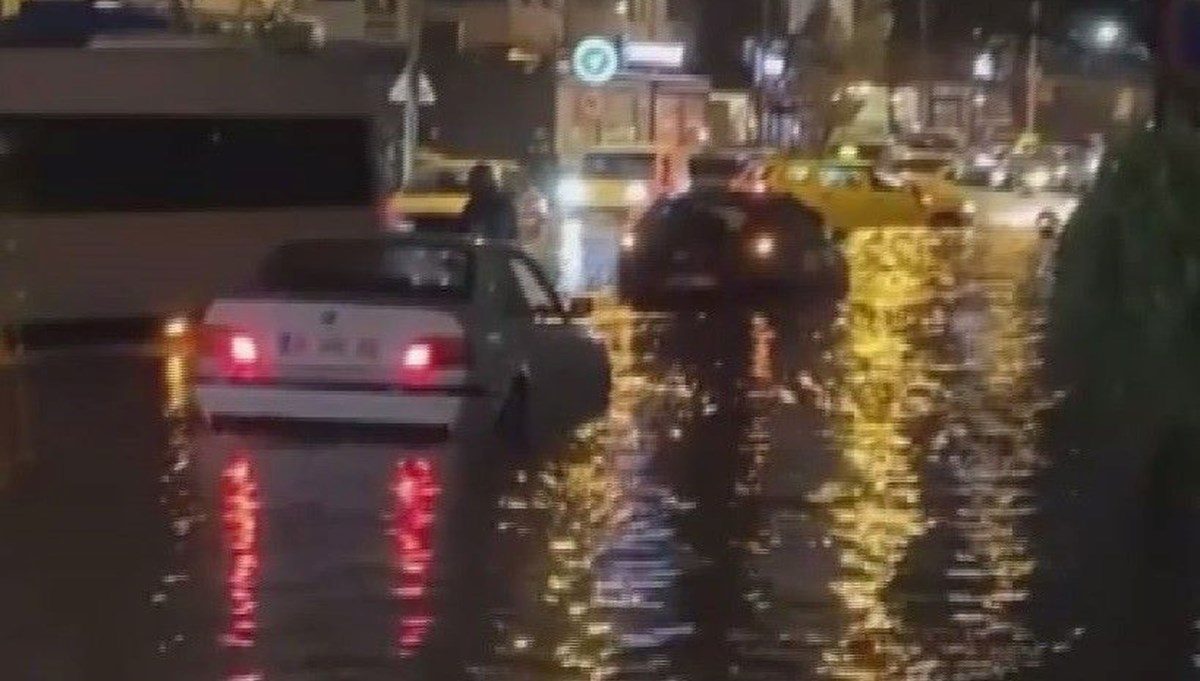 İzmir'de sağanak yağış yolları göle çevirdi İzmir'de sağanak yağış yolları göle çevirdi