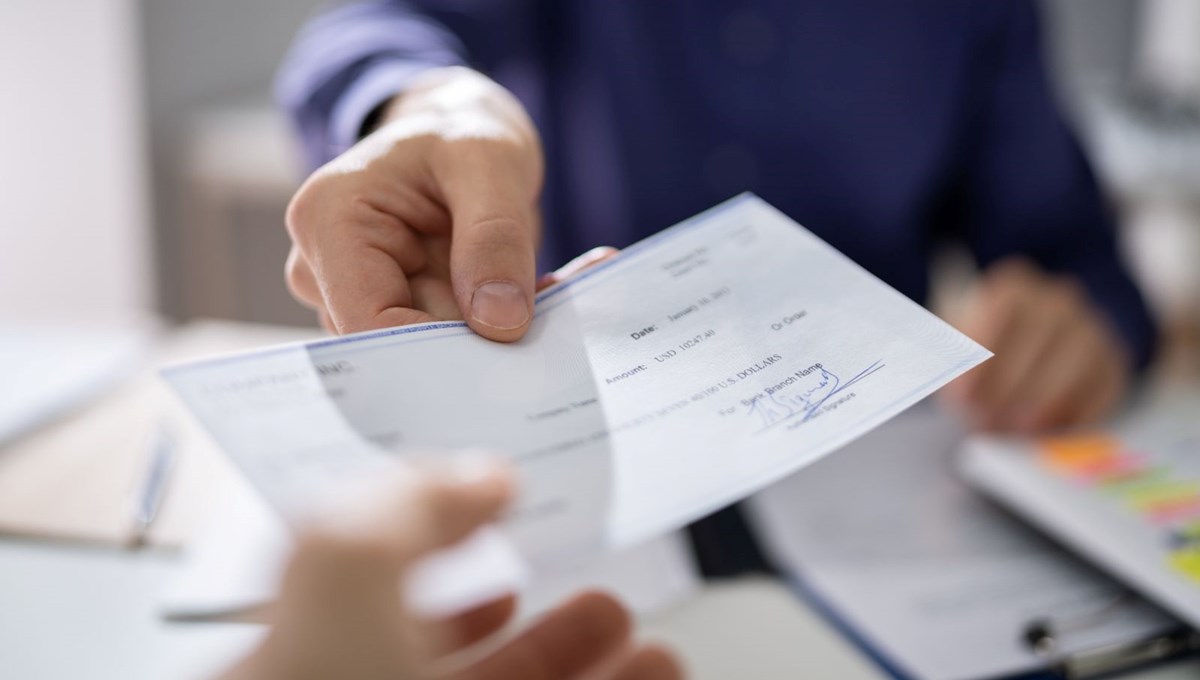 Cami tuvaletinde 7 milyon liralık çek buldu Cami tuvaletinde 7 milyon liralık çek buldu