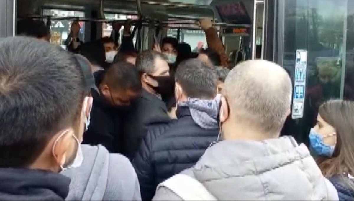 Dolu tramvaya binmeye çalışan yolcular arasında kavga çıktı