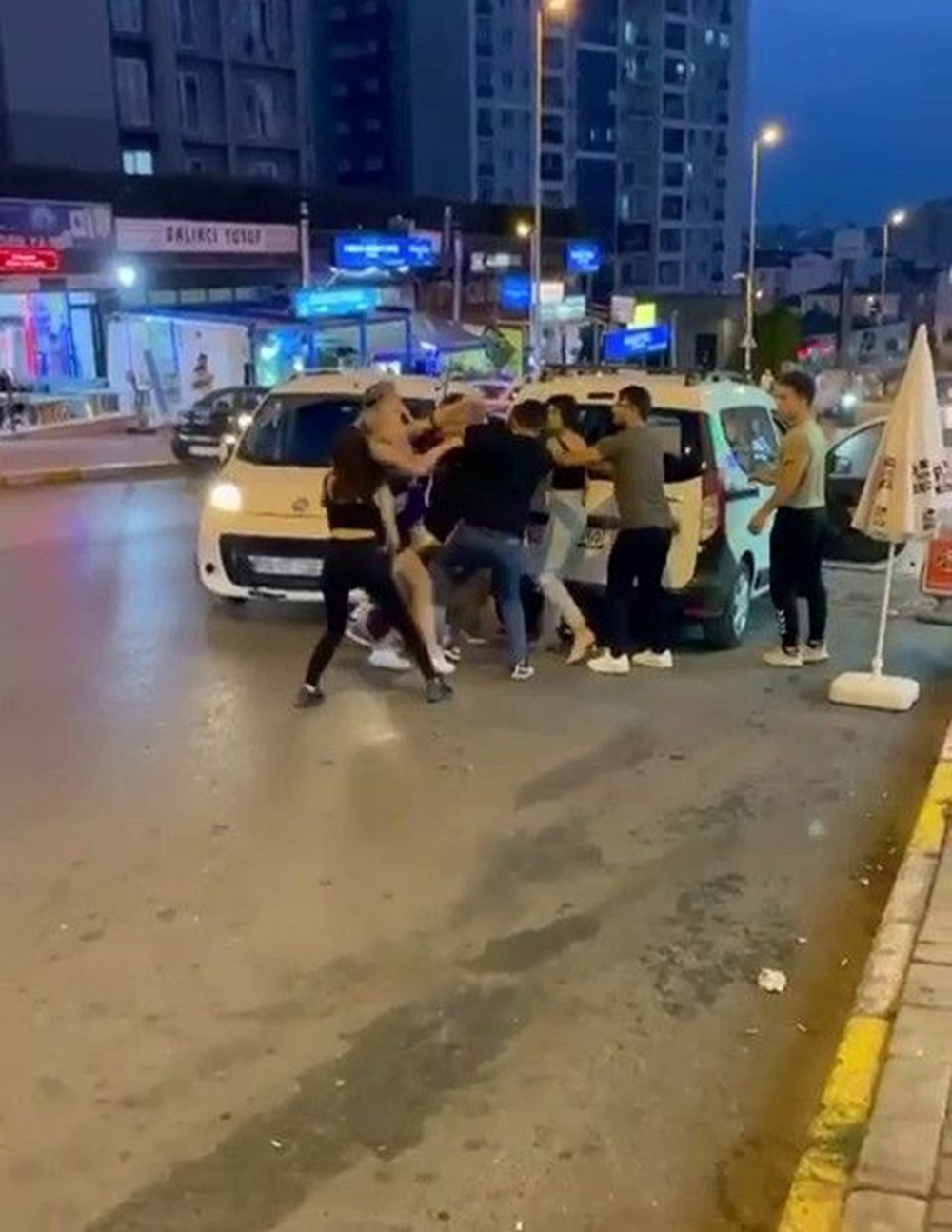 Esenyurt’ta TikTok fenomenlerinin laf atma kavgası - 1