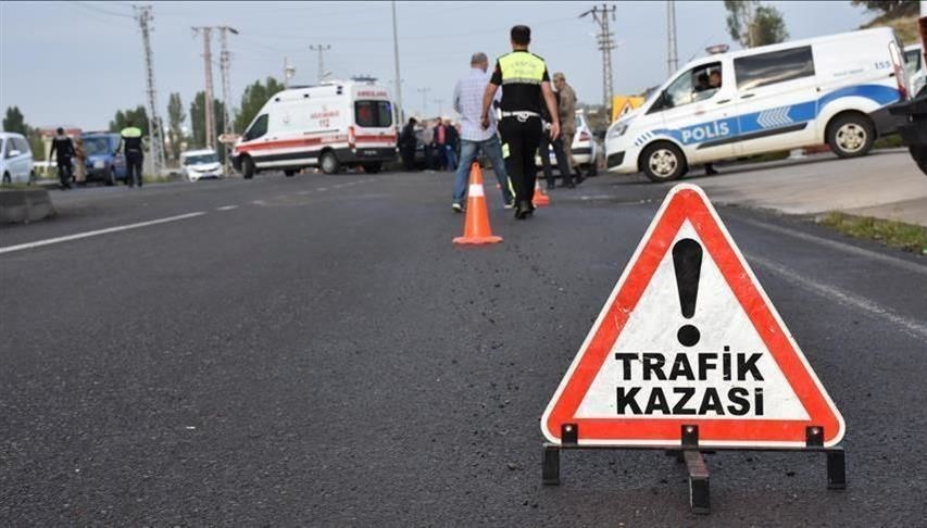 Hatay'da trafik kazası: Yoldan çıktı, binanın çatısına düştü