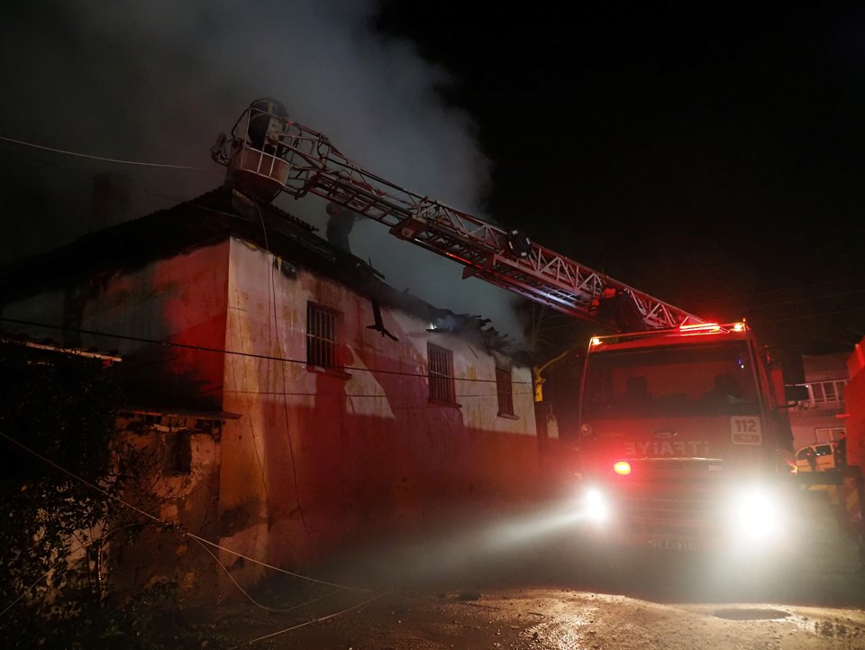 Aydın'da ev yangını: Mahsur kalan anne ile bebeğini komşuları kurtardı - 1