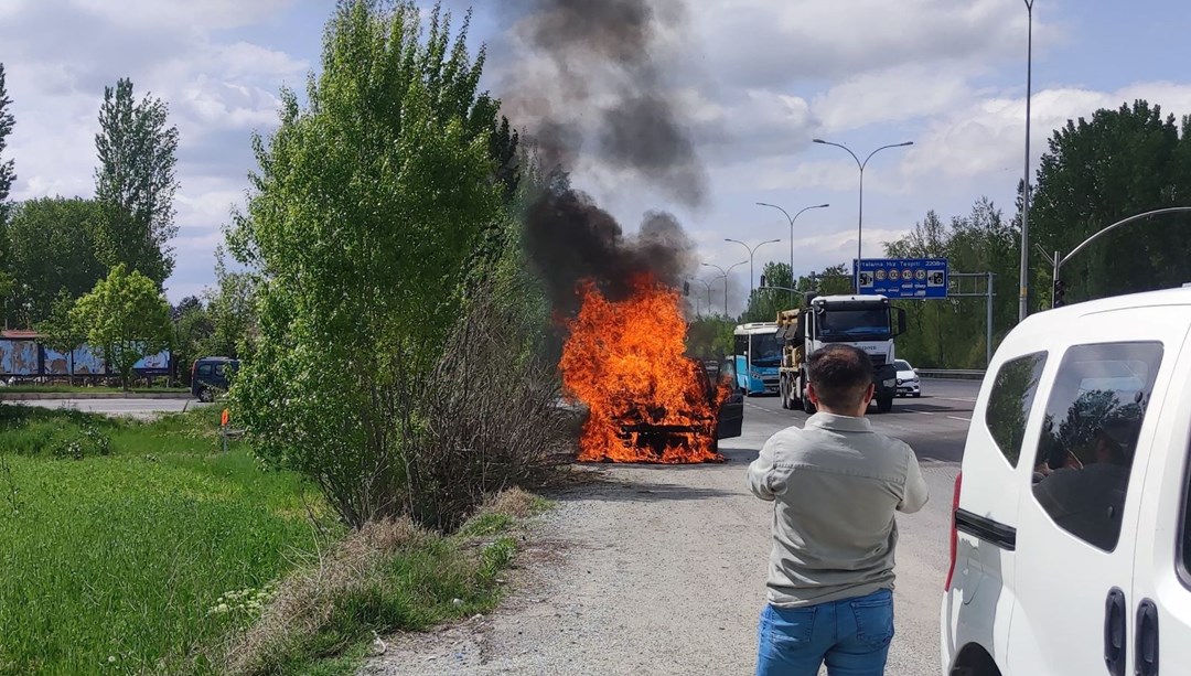 Kütahya'da seyir halindeki araçta yangın