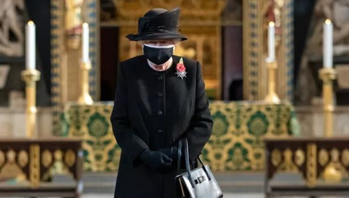 Kraliçe Elizabeth ilk kez halk içinde maskeli görüntülendi