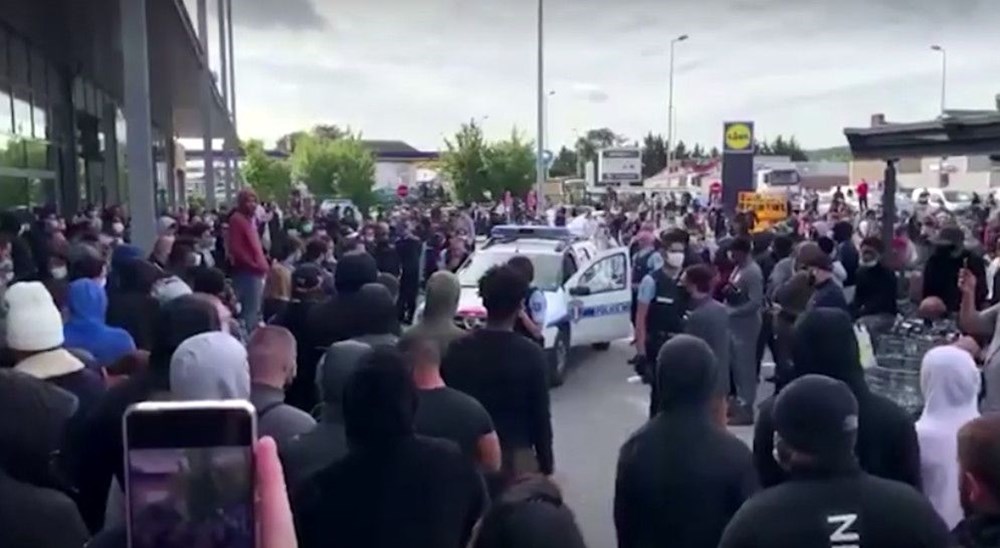 İndirimli oyun konsolu izdihama neden oldu, polis gazla müdahale etti - 4