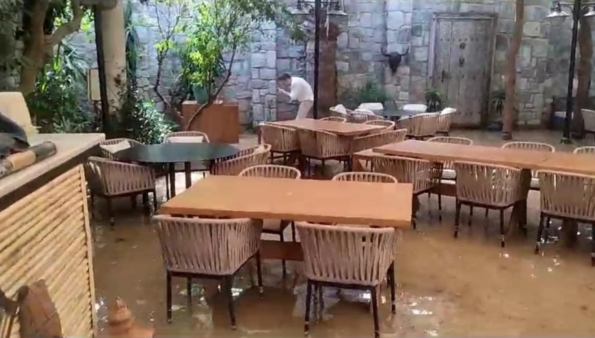 Bodrum’da içme suyu isale hattı patladı, restoran sular altında kaldı