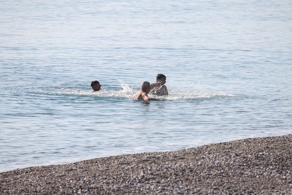 Antalya'da sahiller turistlere kaldı - 4