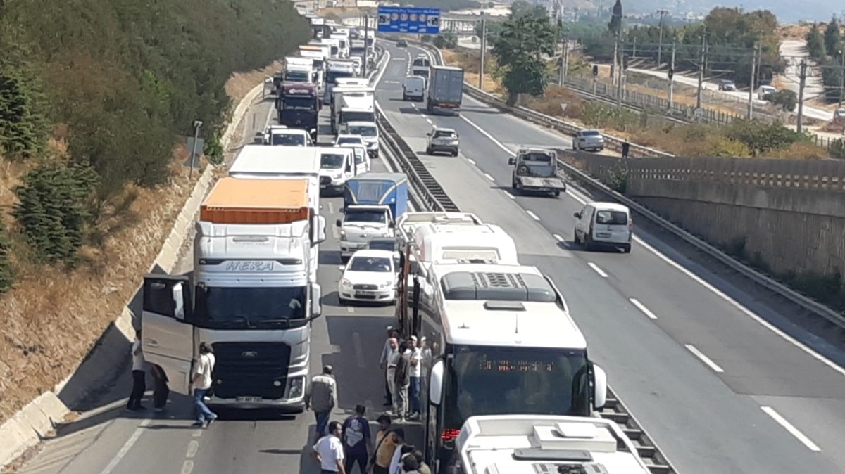 Kaza nedeniyle D-100 kara yolunun İstanbul yönünde uzun araç kuyrukları oluştu.