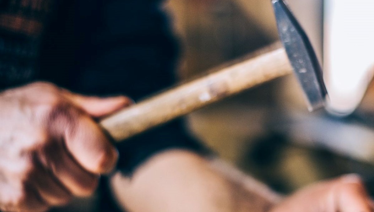 İş arkadaşını çekiçle öldürdü