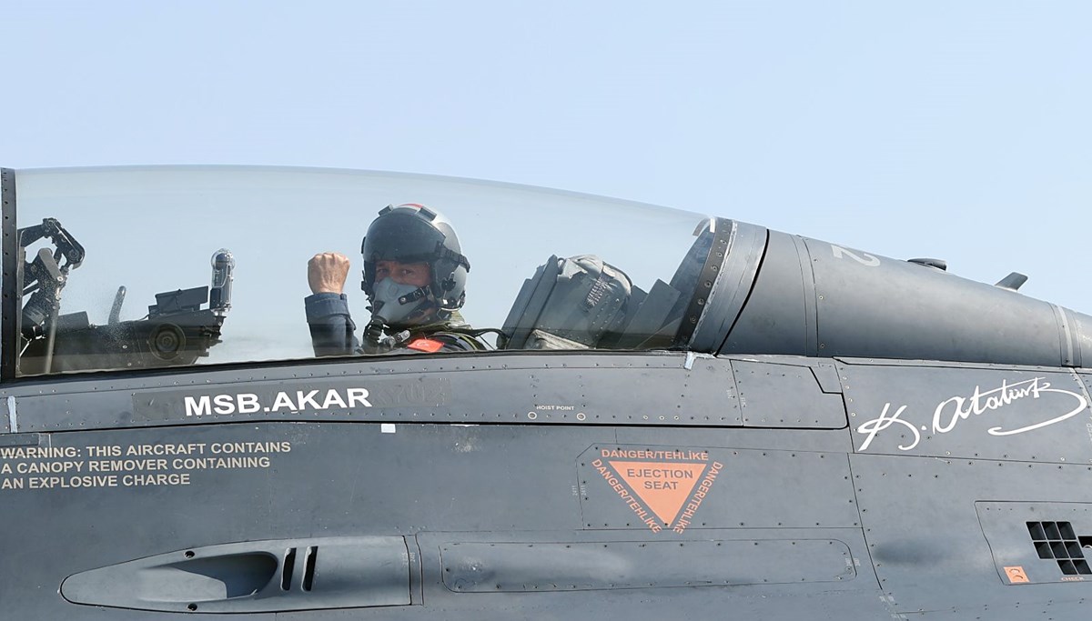 Bakan Akar'dan Ege'de F-16 ile uçuş