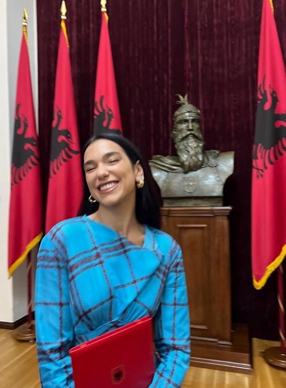 Dua Lipa Arnavutluk vatandaşı oldu - 3