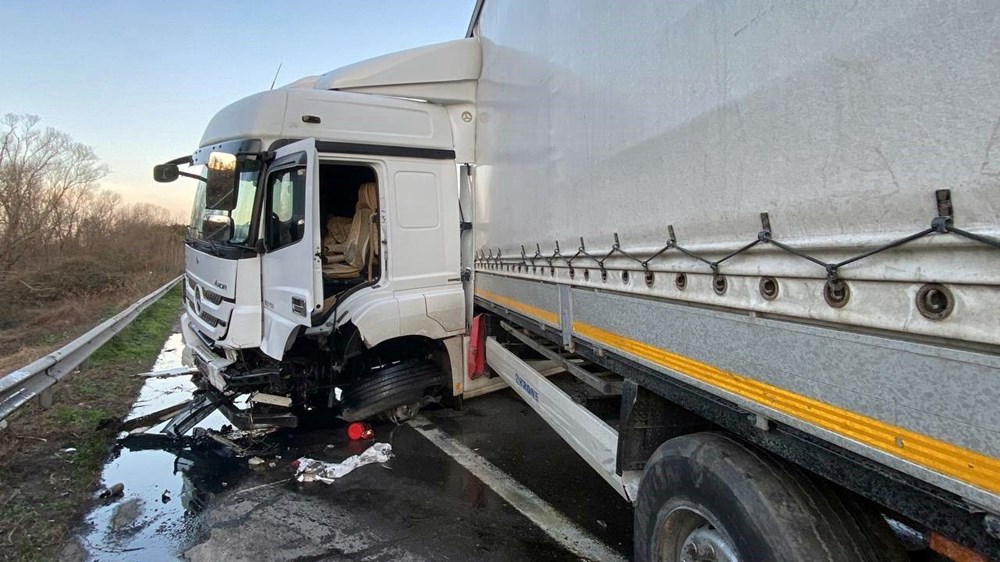 5 aracın karıştığı zincirleme kazada ortalık savaş alanına döndü - 5