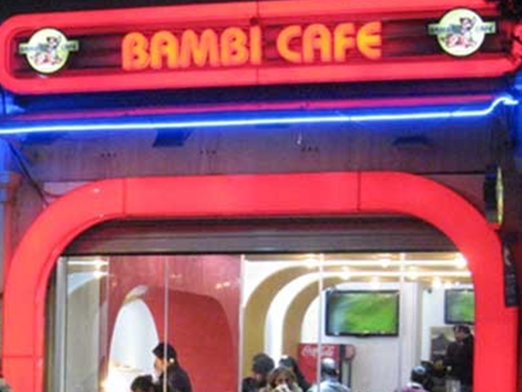 Bambi Taciz Iddiasi Sonrasi Siparis Elemanini Isten Atti Genc Kadin Isin Pesini Birakmiyor Ntv