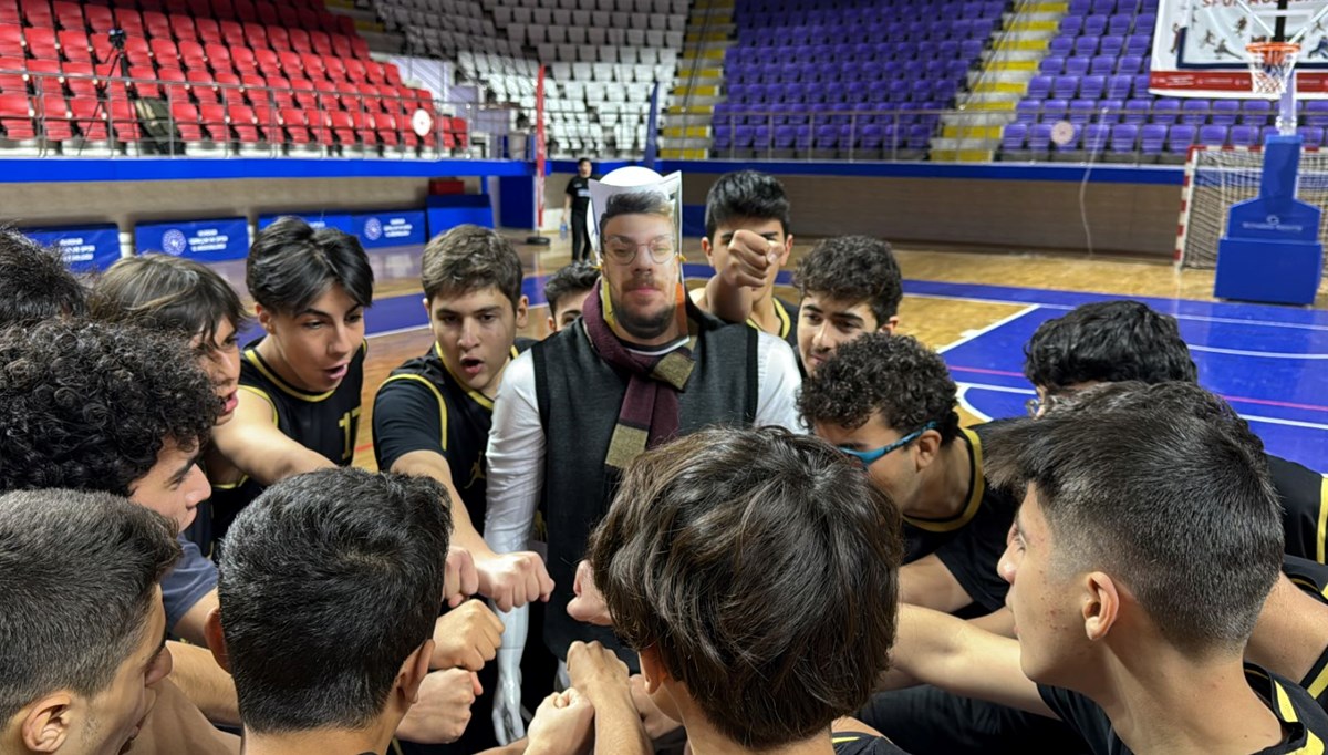 Maça çıkamayan basketbol antrenöründen ilginç çözüm Maça çıkamayan basketbol antrenöründen ilginç çözüm