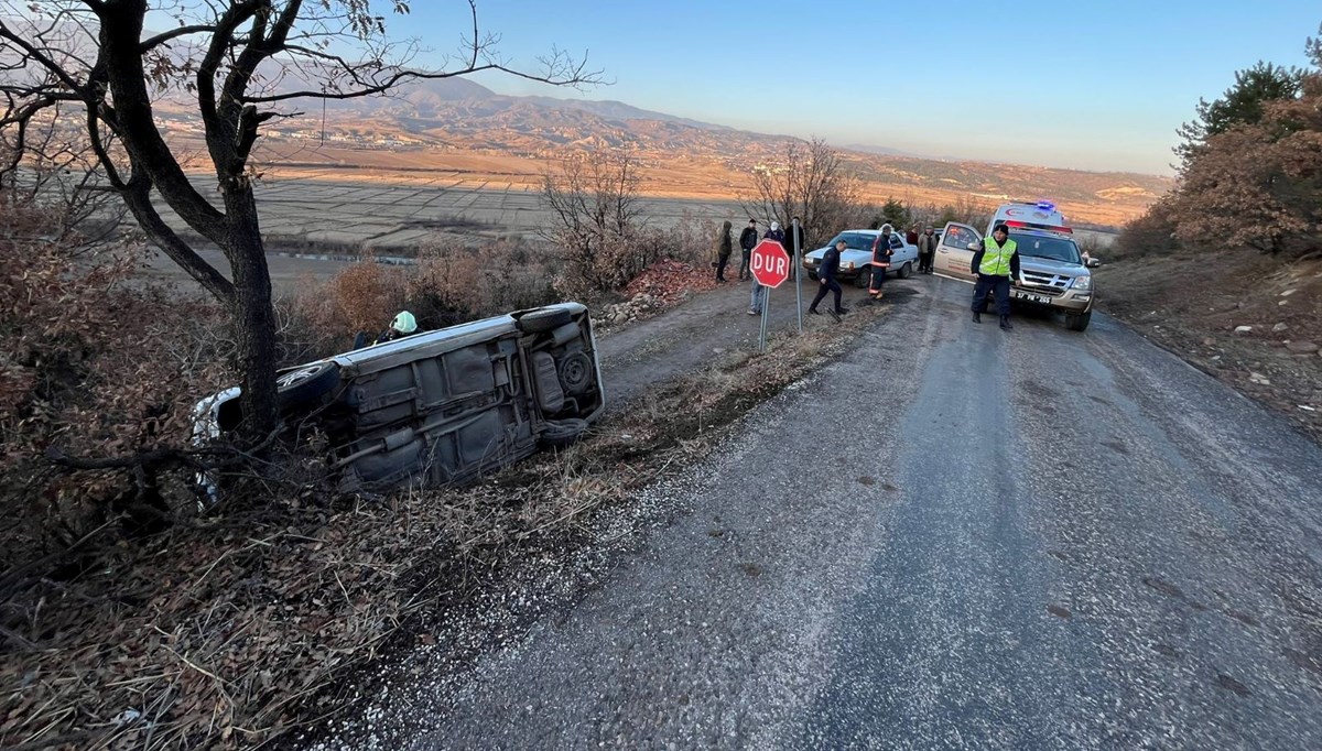 Otomobil şarampole devrildi: 2 kişi yaralandı Otomobil şarampole devrildi: 2 kişi yaralandı