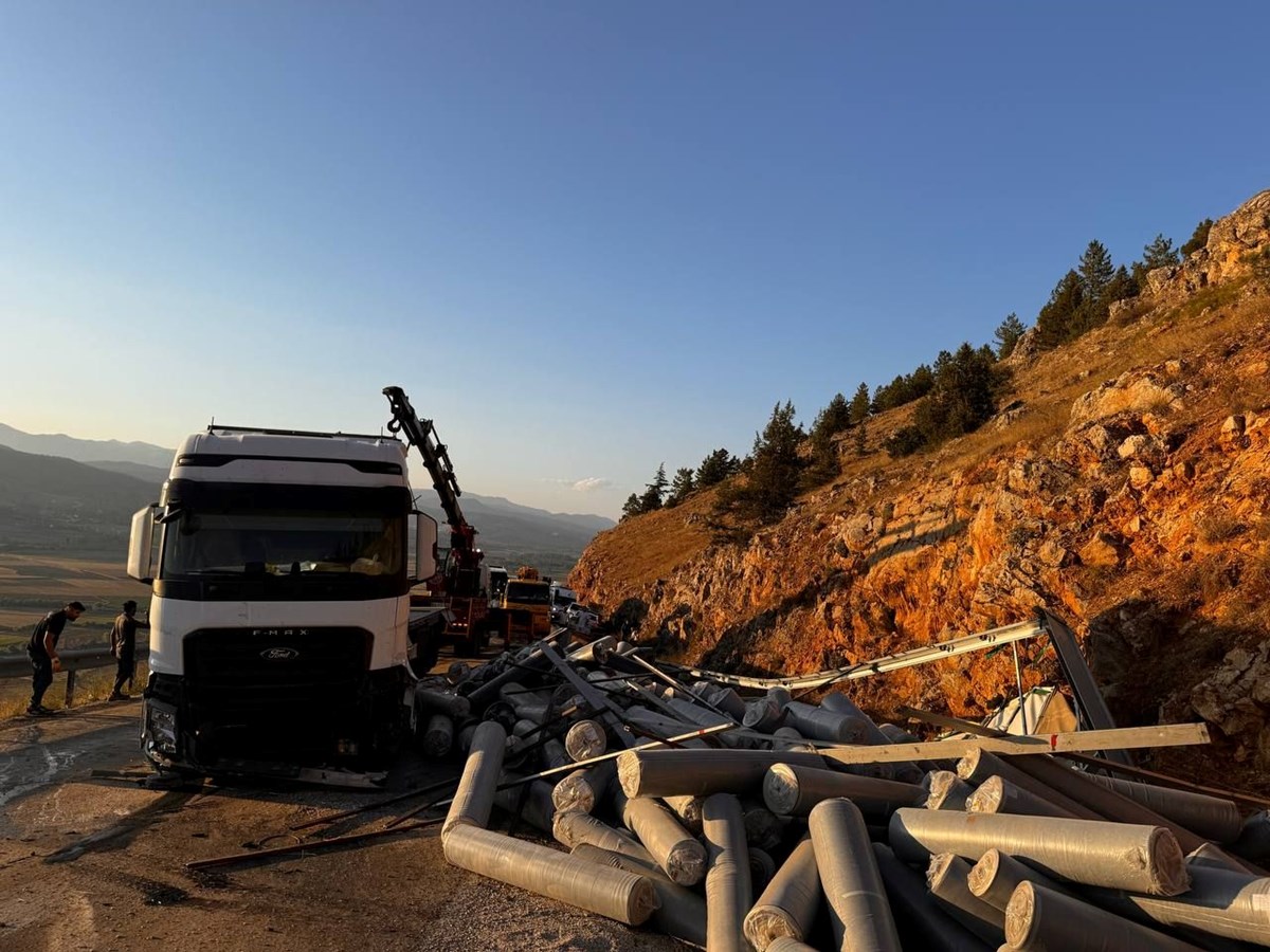 Kumaş yüklü tır devrildi: Kahramanmaraş-Kayseri kara yolu kapandı Kumaş yüklü tır devrildi: Kahramanmaraş-Kayseri kara yolu kapandı