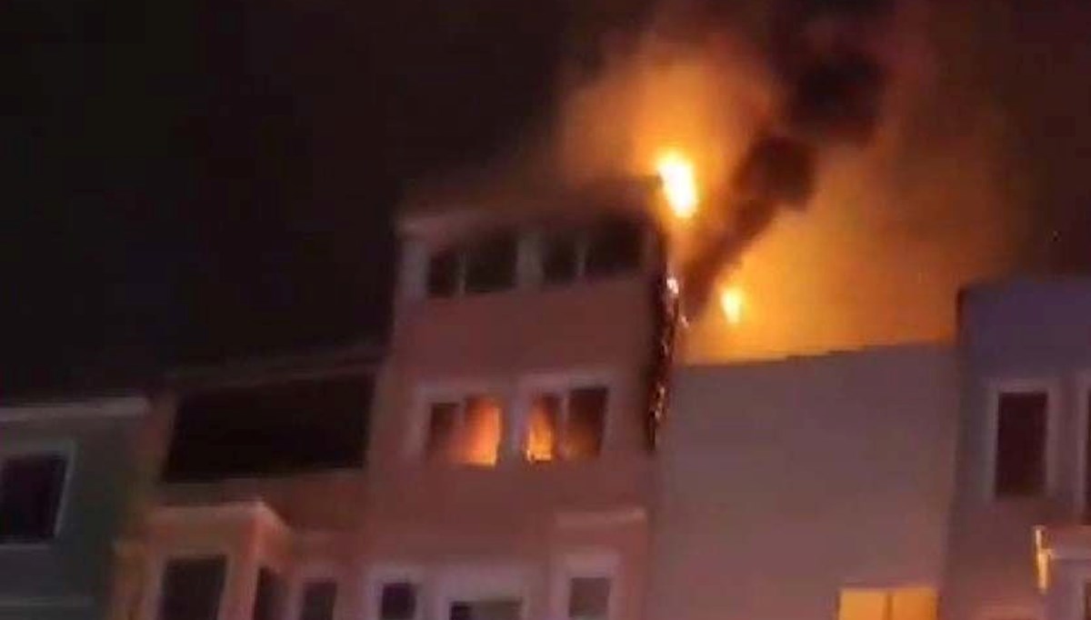 Fatih'te korkutan yangın: 3 katlı binada başladı, yandaki binaya sıçradı