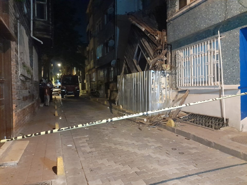 Fatih'te iki katlı metruk bina çöktü - 1