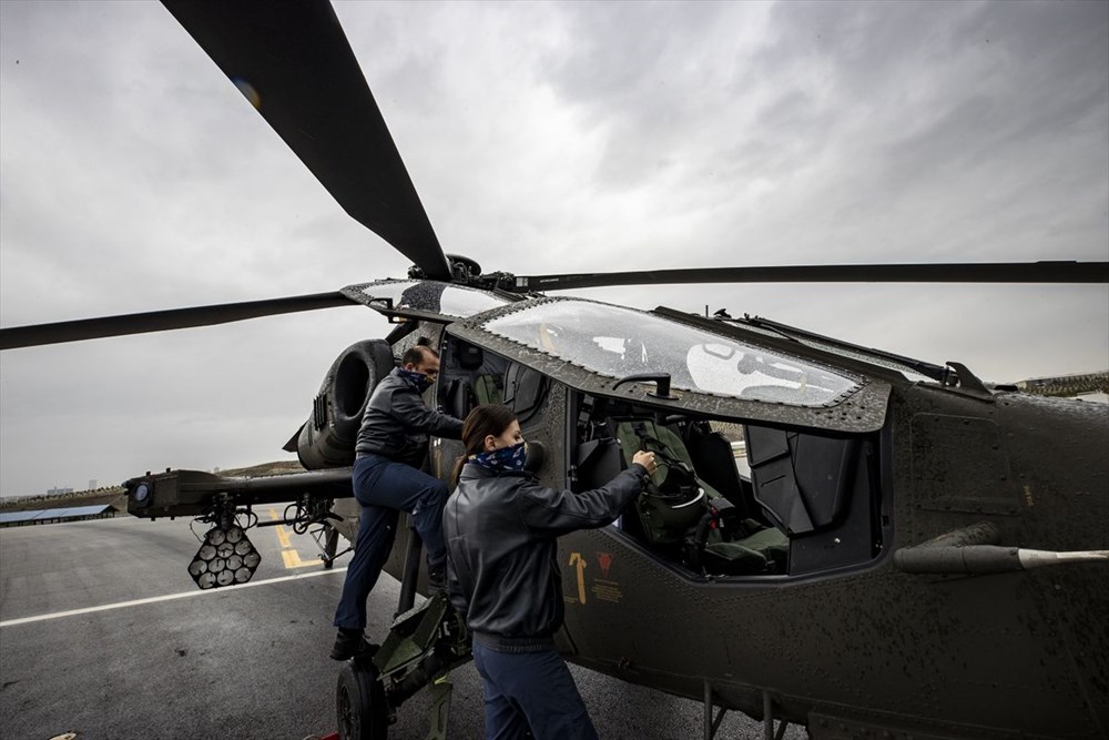 Türkiye'nin ilk kadın taarruz helikopter pilotu: Özge Karabulut - 36