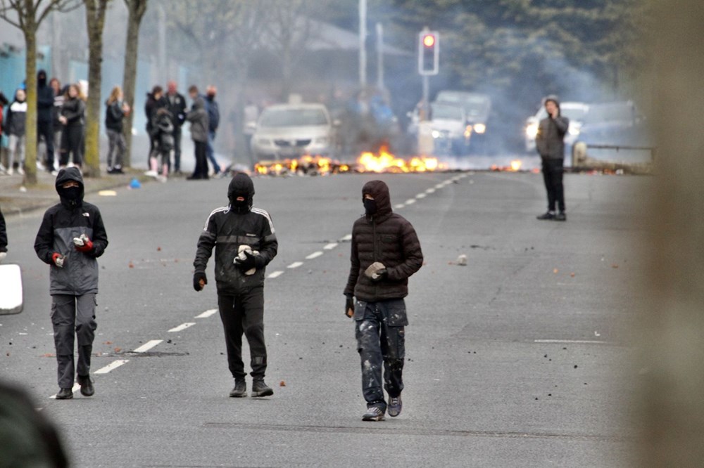 Kuzey İrlanda'daki şiddet olayları yeniden başladı - 13