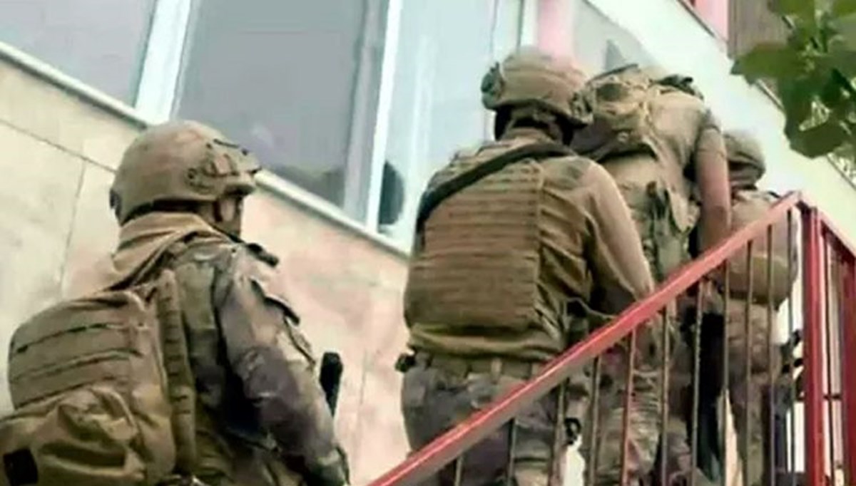 FETÖ'nün TSK yapılanmasına eleman temin eden 5 şüpheli yakalandı FETÖ'nün TSK yapılanmasına eleman temin eden 5 şüpheli yakalandı