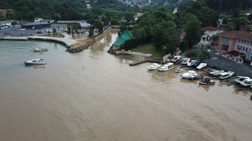 İstanbul'da şiddetli yağış: Yollar göle döndü, boğaza çamurlu su aktı - 31