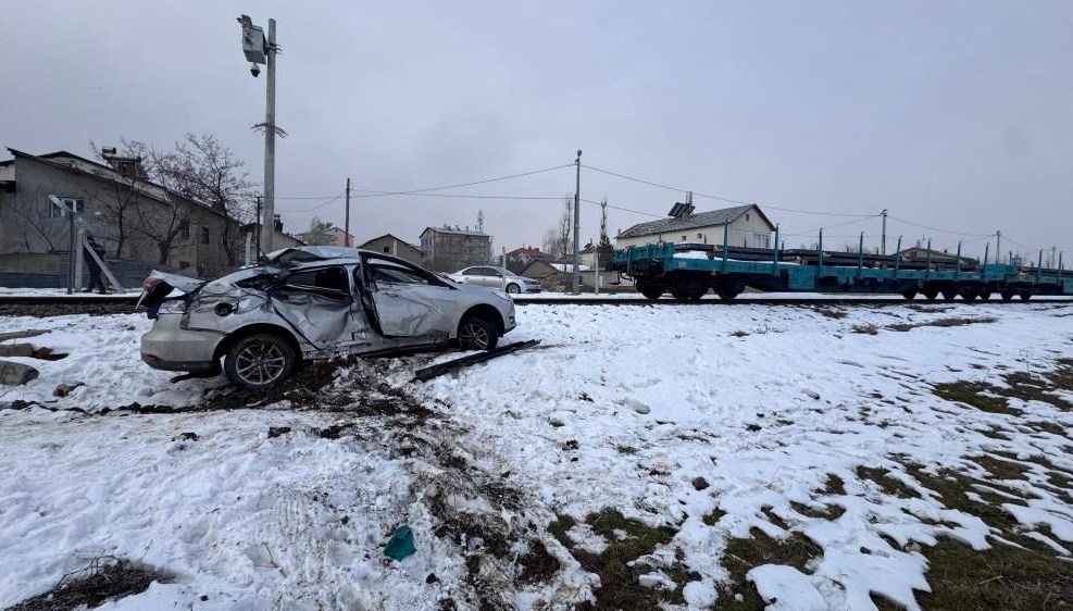 Yük treni otomobile çarptı