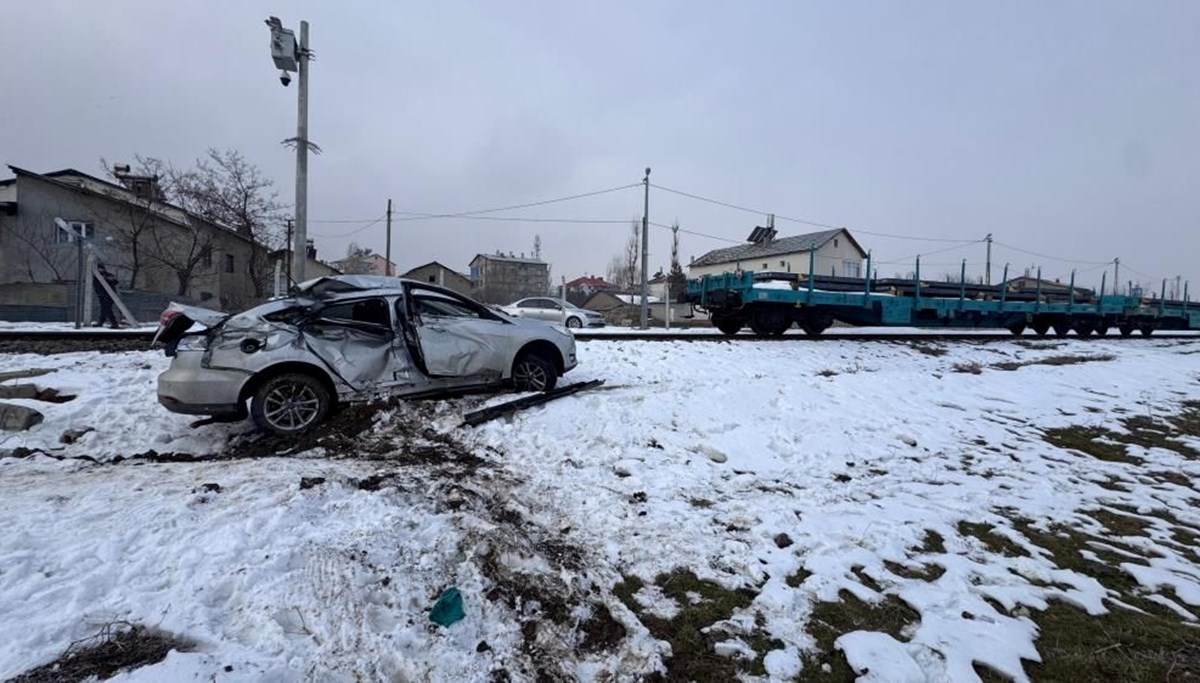 Yük treni otomobile çarptı Yük treni otomobile çarptı